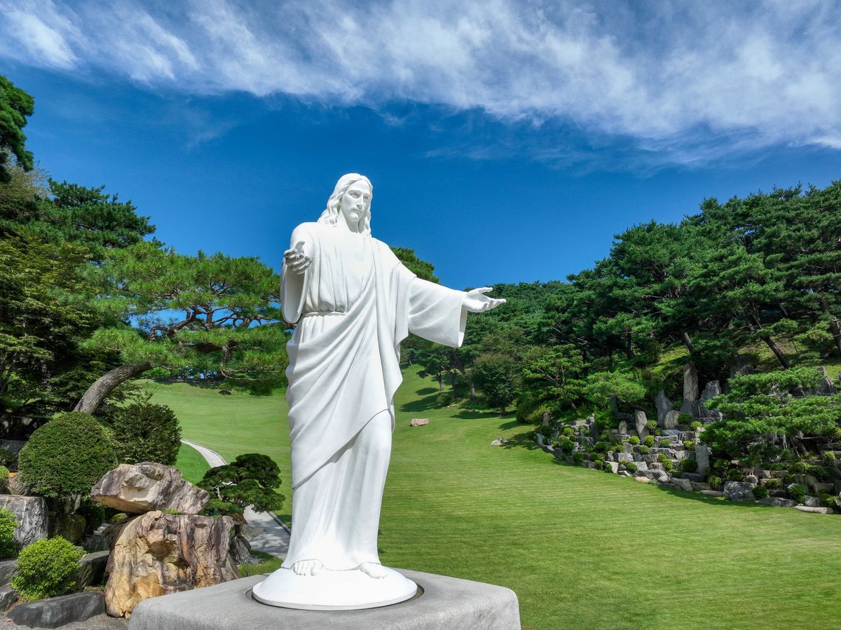 잔디성전 앞에 설치된 예수님상과 주변 자연 환경