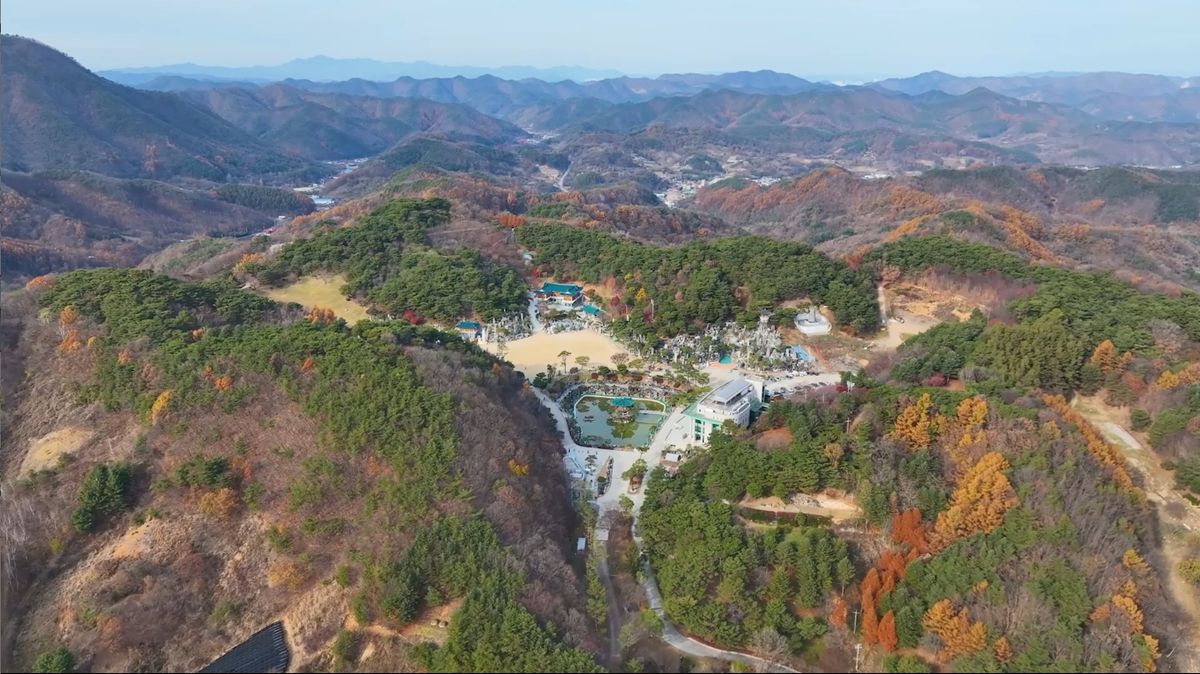 가을 단풍이 어우러진 월명동 자연성전의 계절 풍경