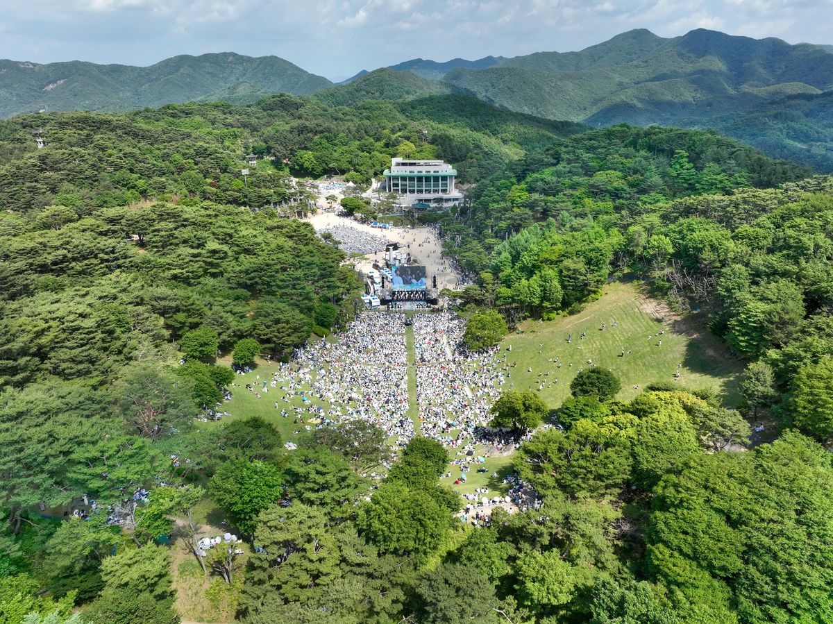 여름철 방문객들이 함께 보이는 월명동 자연성전 전경