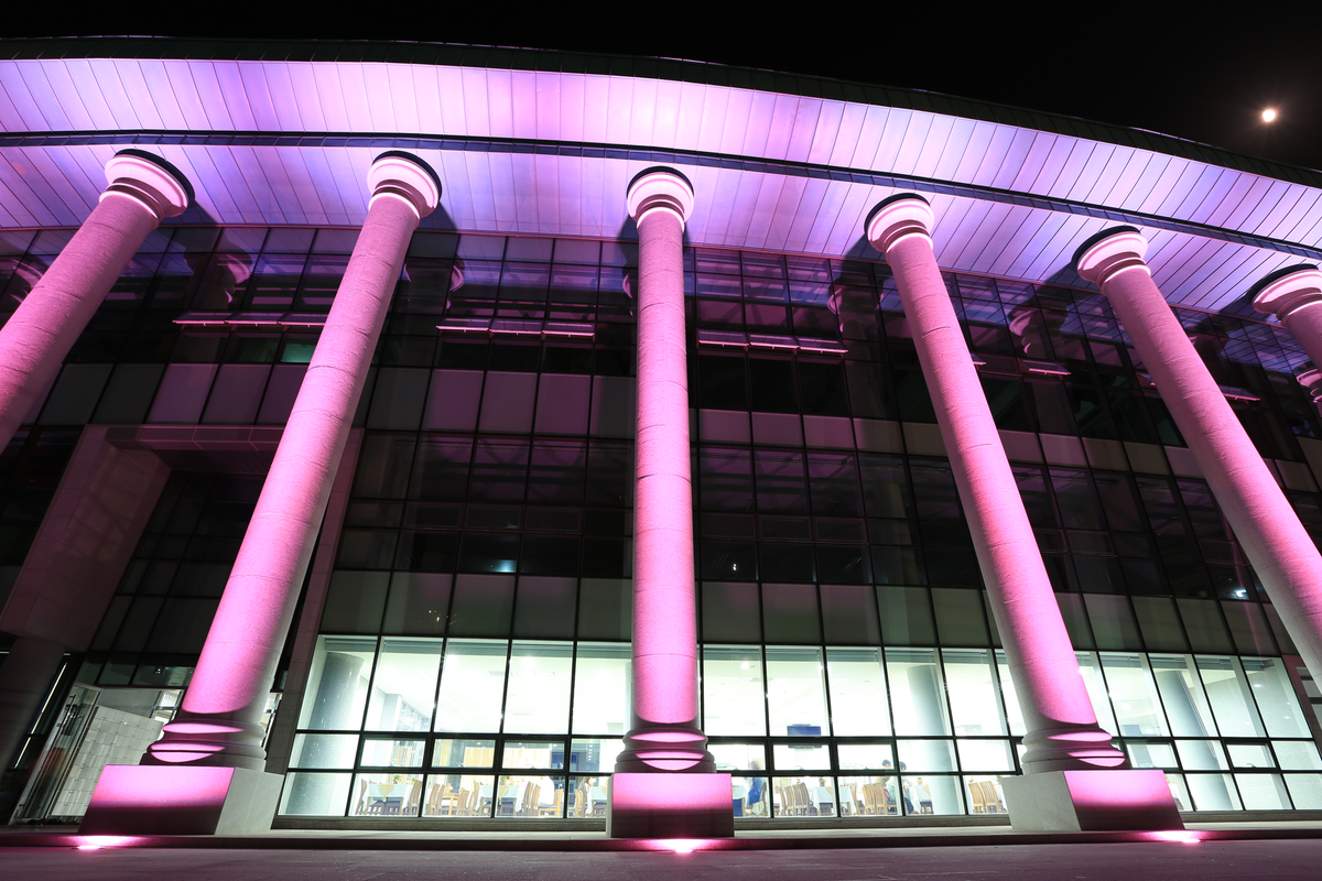 야간 조명으로 강조된 성자 사랑의 집 기둥 구조, 월명동 자연성전 야경 디테일