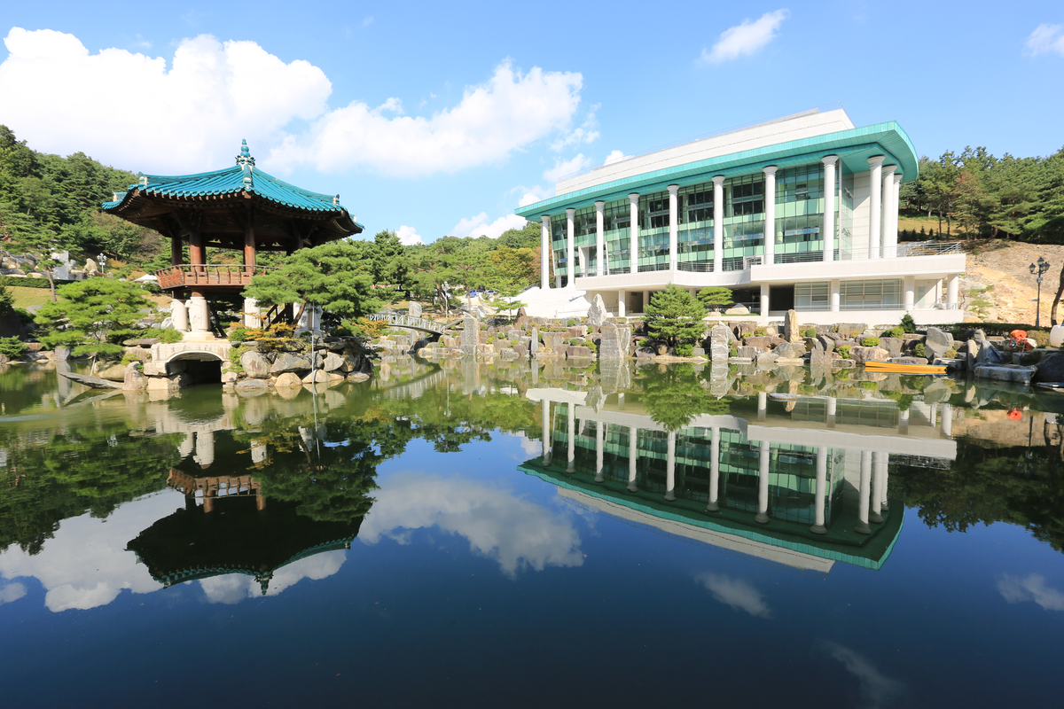 성자 사랑의 집과 인근 팔각정이 함께 보이는 월명동 자연성전 전경
