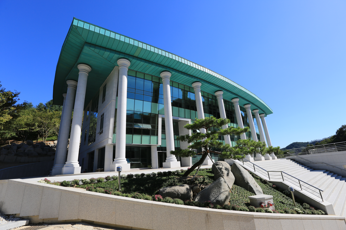 월명동 자연성전 내 성자 사랑의 집 정면 전경, 자연 지형을 따라 조성된 건물 외관