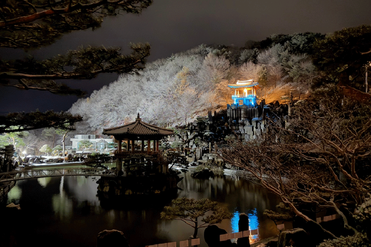 야간 조명 아래 하나님 폭포와 함께 보이는 월명동 자연성전 월명호 야경