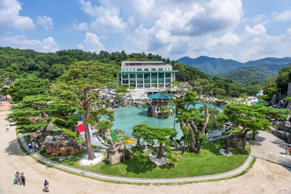 호수와 정자가 함께 보이는 월명동 자연성전 성자 사랑의 집 전경