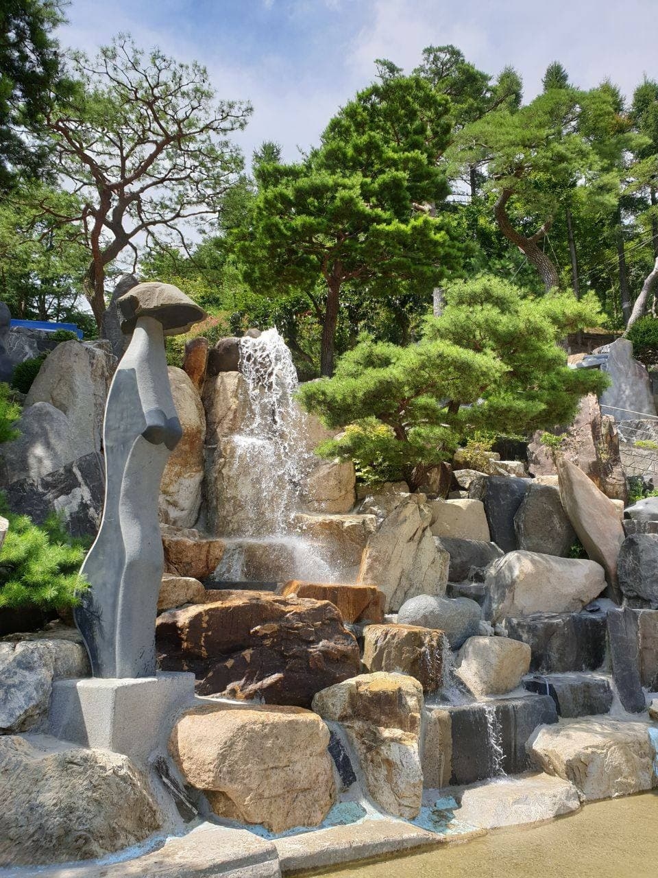 월명동 자연성전 제1폭포의 여름철 수반과 버섯여인바위 전경