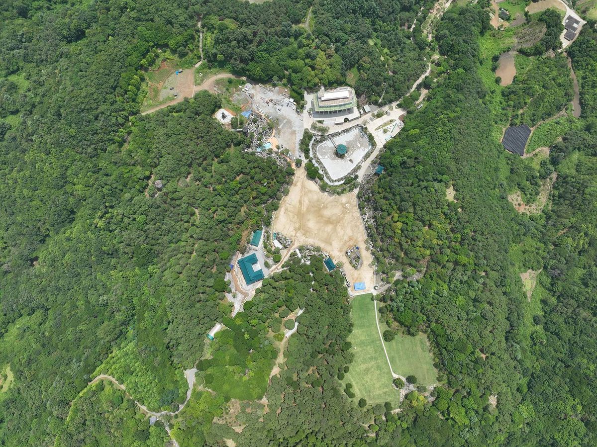 기쁨과 환희를 담은 월명동 기뻐 뛰는 사람 형상 지형