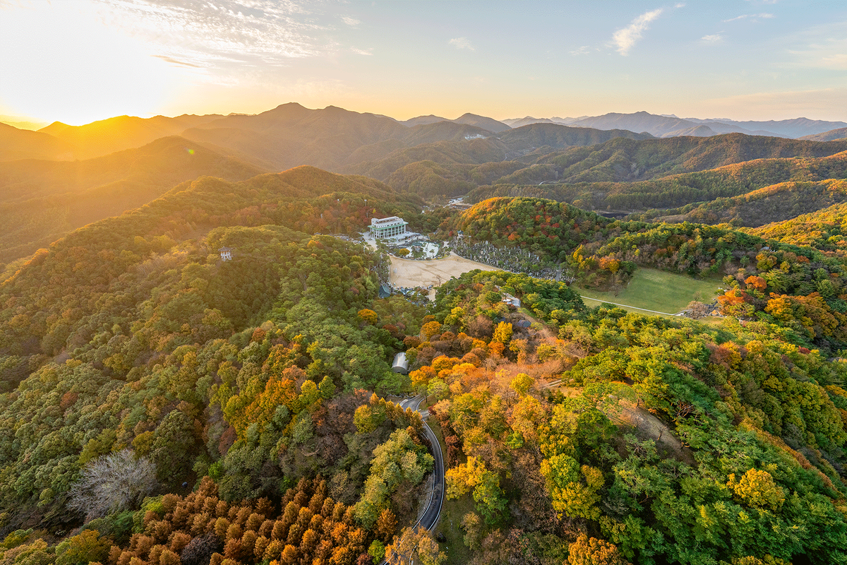 월명동 타원형 분화구 항공 사진 - 해발 400m 이상 솟은 함지박 형태 지형
