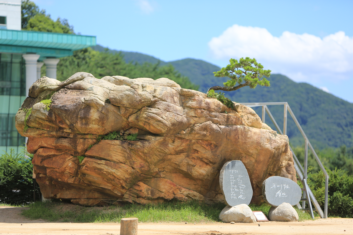 여름철 월명동 자연성전의 큰바위얼굴 바위 전경