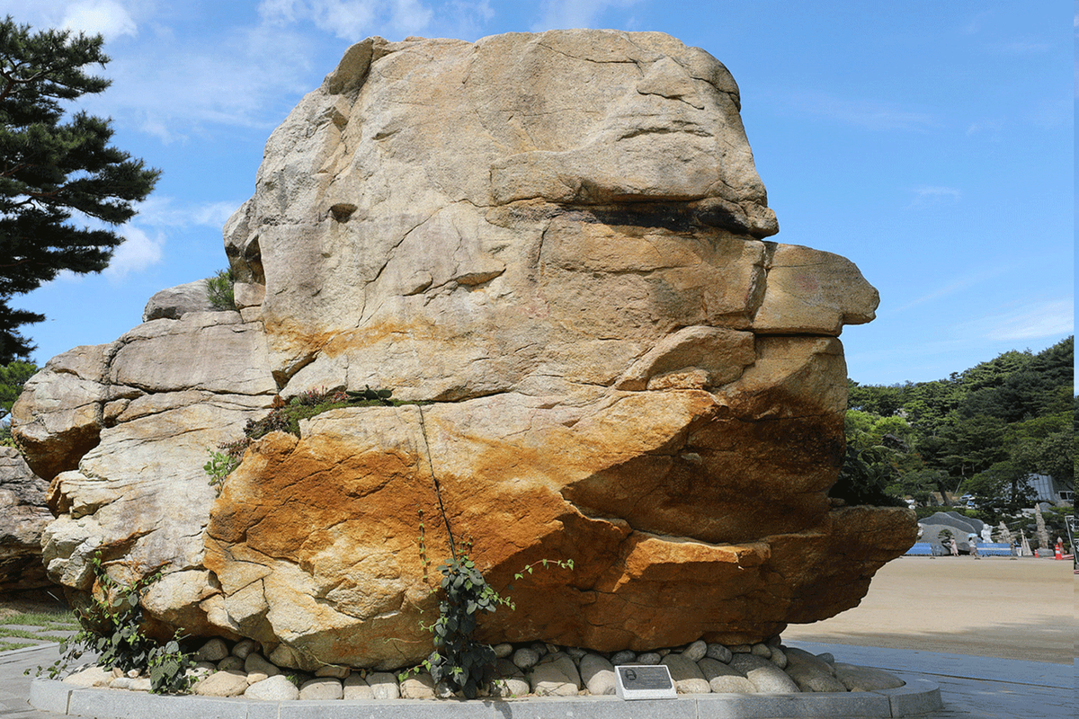 성자 바위에서 발견되는 사람 얼굴 형상 - 눈 코 입이 분명한 성자 형상