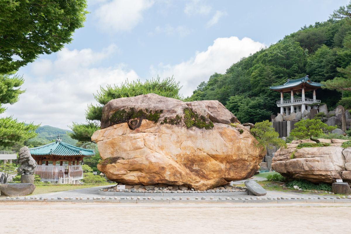 땅속에 묻혀 있던 130톤의 거대한 자연 형상석 월명동 자연성전 성자 바위